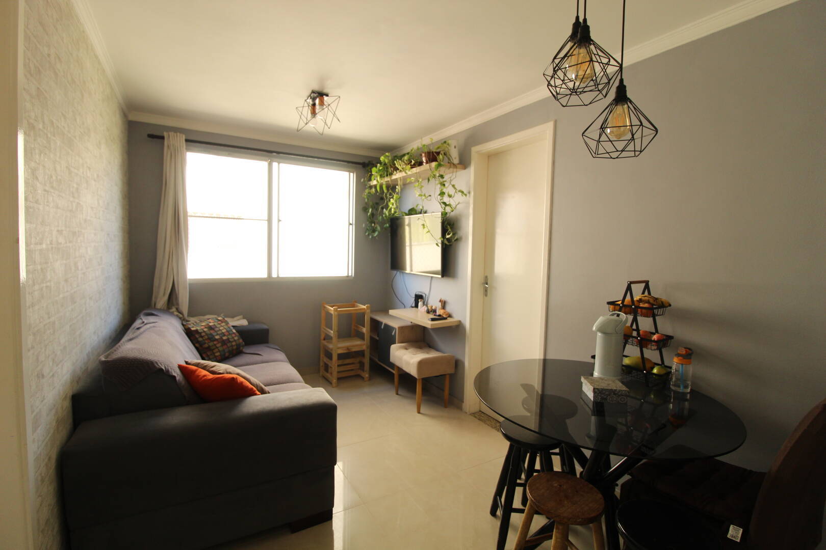 Sala com vista da porta de entrada